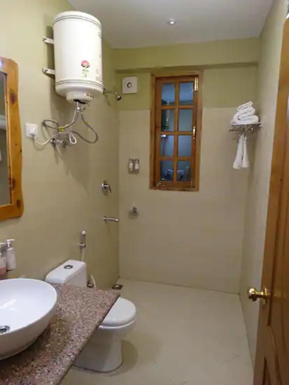 Regenta Inn By Riverside Manali Exterior photo
