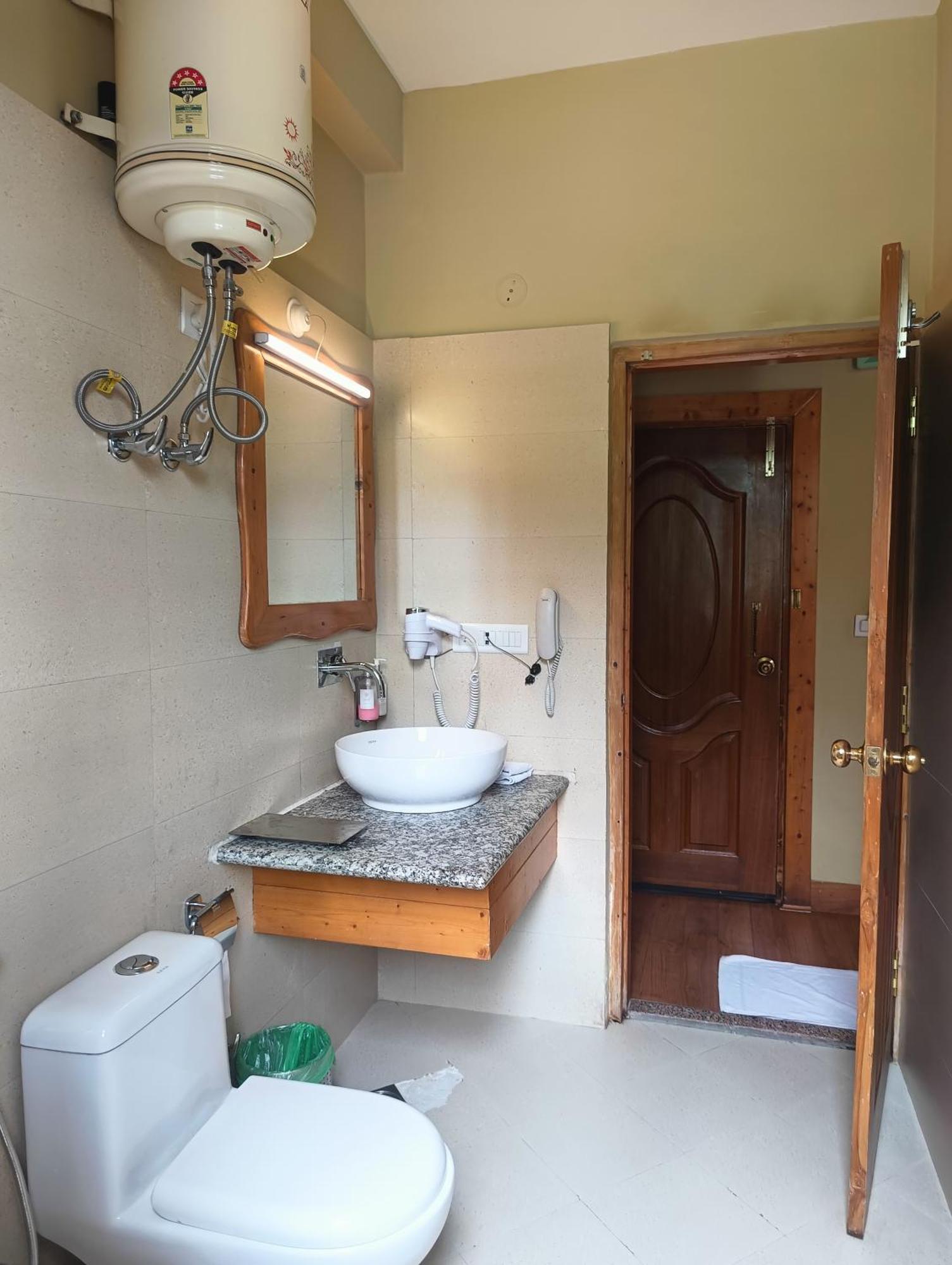 Regenta Inn By Riverside Manali Exterior photo