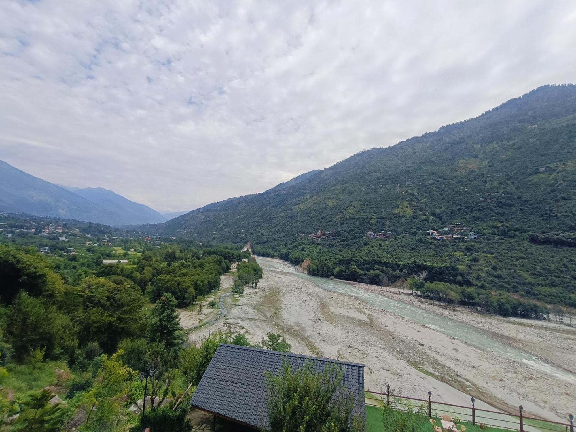 Regenta Inn By Riverside Manali Exterior photo